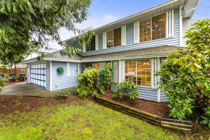 11077 154 STREET - photo 2 of 38