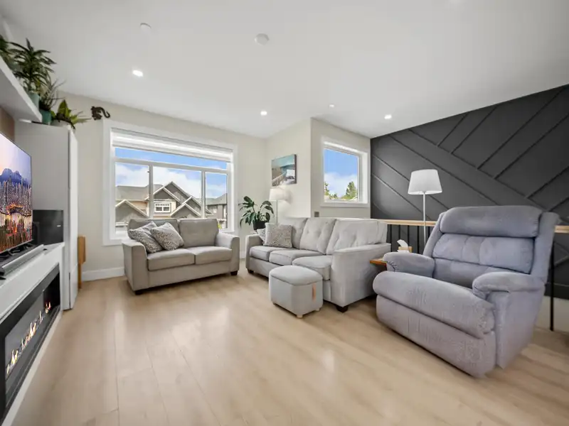 8586 TUPPER BOULEVARD - photo 4 of 40