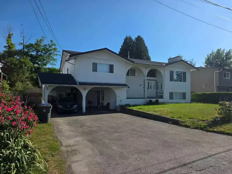 15526 17 AVENUE - photo 1 of 4
