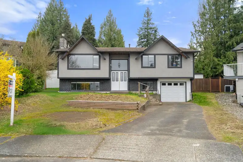 20272 46A AVENUE - photo 3 of 38