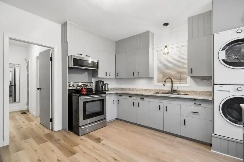 936 W 17TH AVENUE - photo 3 of 40
