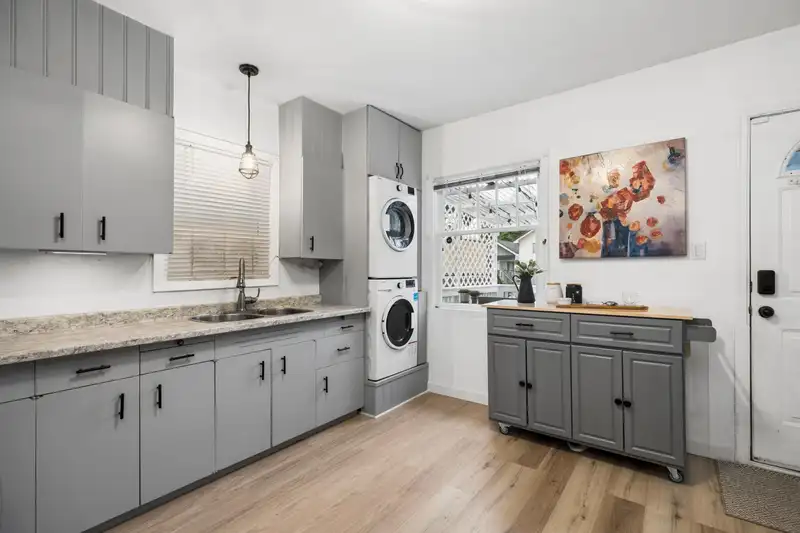 936 W 17TH AVENUE - photo 4 of 40