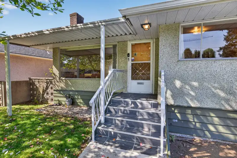 13759 111 AVENUE - photo 3 of 40
