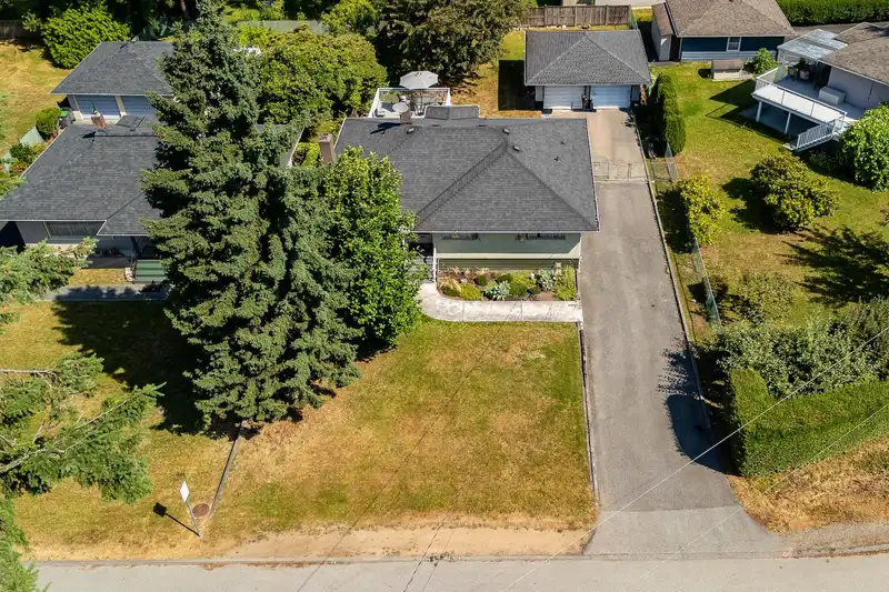 13759 111 AVENUE - photo 4 of 40