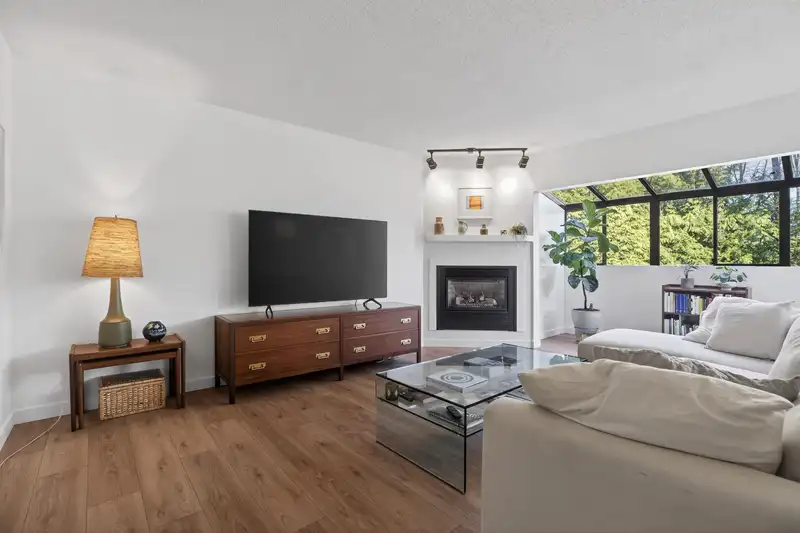 526 CARDIFF WAY - photo 4 of 34