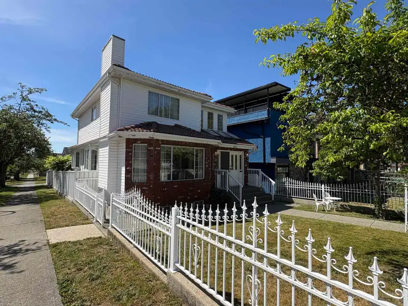 5095 NANAIMO STREET - photo 2 of 23