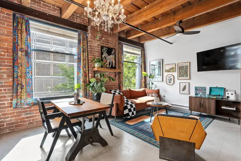 310 55 E CORDOVA STREET - photo 2 of 31