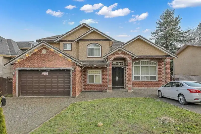 14078 68 AVENUE - photo 2 of 40
