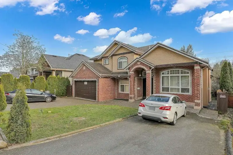 14078 68 AVENUE - photo 3 of 40
