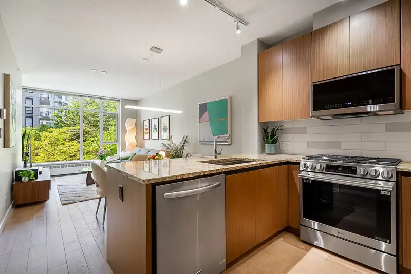 202 135 W 2ND STREET - photo 2 of 32