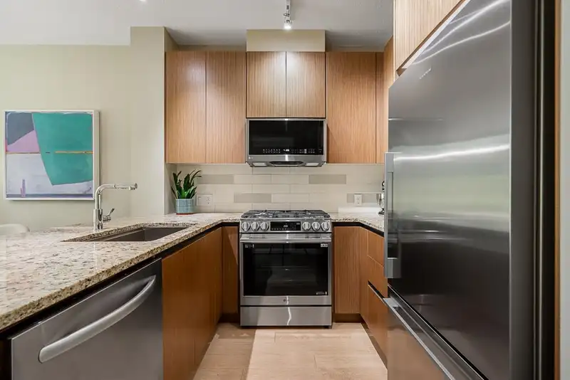 202 135 W 2ND STREET - photo 3 of 32