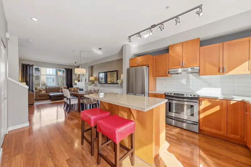 716 ORWELL STREET - photo 3 of 32