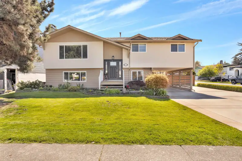 5444 45 AVENUE - photo 1 of 23