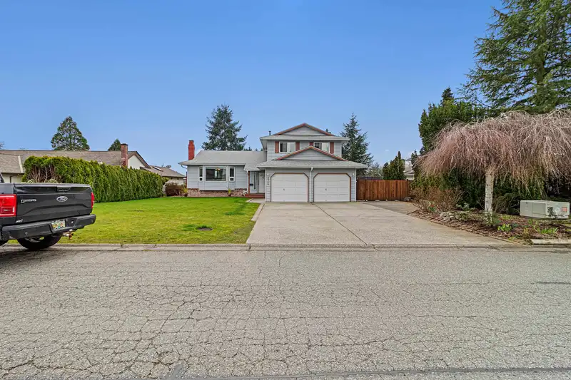 18166 54 AVENUE - photo 1 of 39
