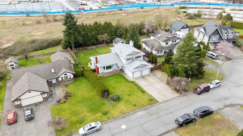 18166 54 AVENUE - photo 2 of 39
