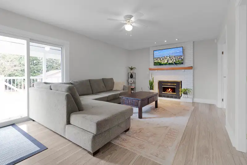 18166 54 AVENUE - photo 4 of 39