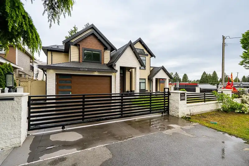12038 93A AVENUE - photo 3 of 36