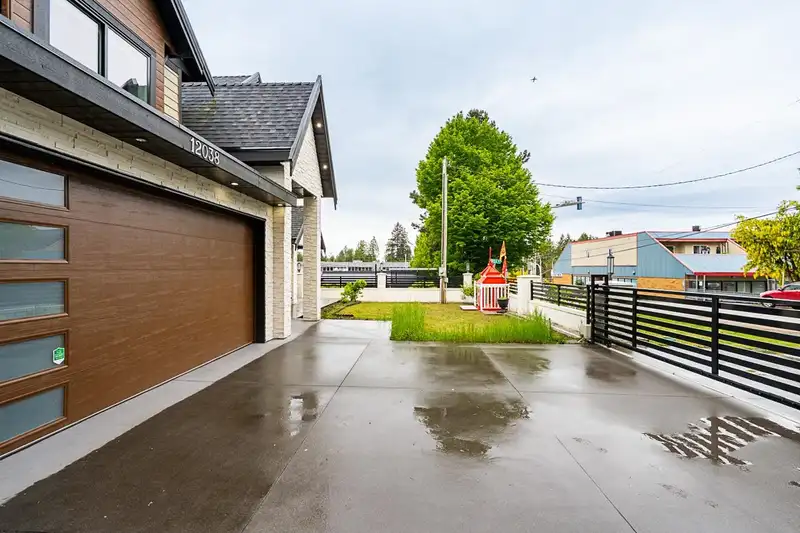12038 93A AVENUE - photo 4 of 36