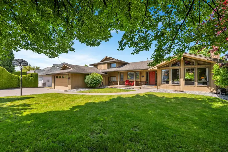 21761 49A AVENUE - photo 3 of 40