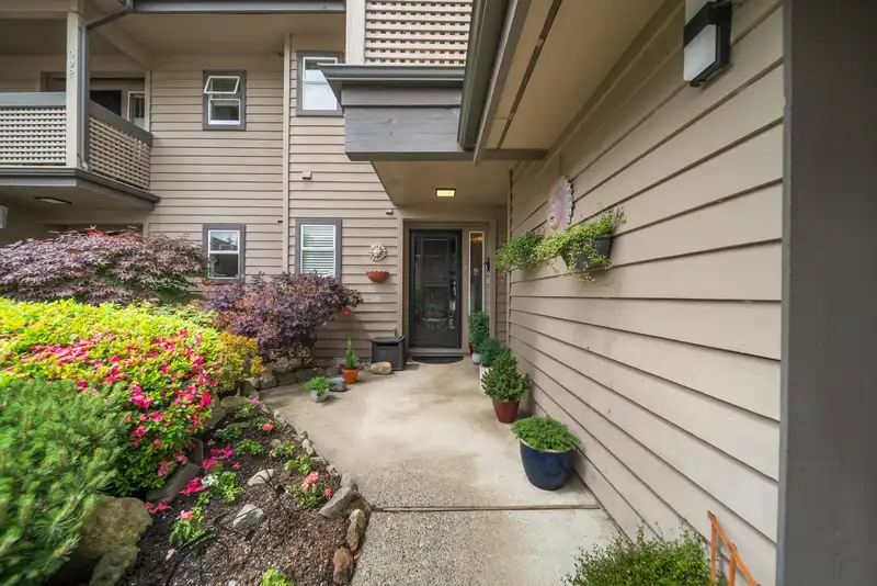 904 ROCHE POINT DRIVE - photo 4 of 28