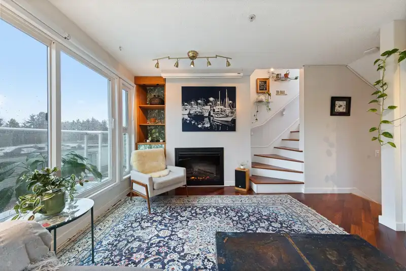 15 877 W 7TH AVENUE - photo 1 of 31