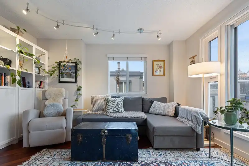 15 877 W 7TH AVENUE - photo 3 of 31