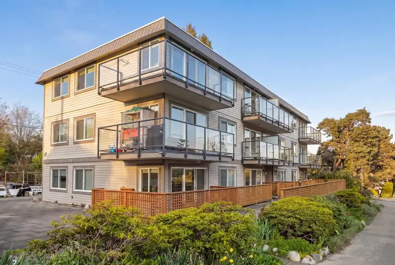 10 2223 PRINCE EDWARD STREET - photo 1 of 24