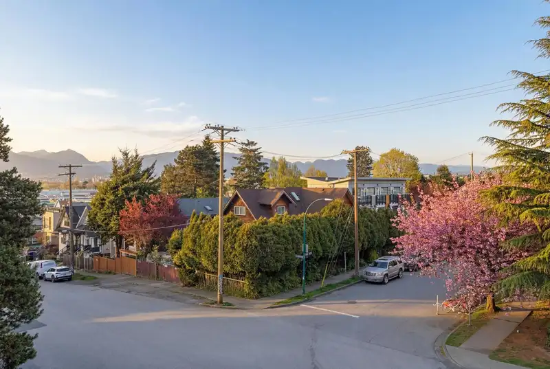 10 2223 PRINCE EDWARD STREET - photo 3 of 24