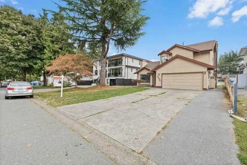 7008 129A STREET - photo 3 of 36