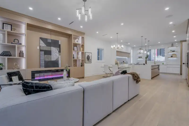 16647 18 AVENUE - photo 3 of 40