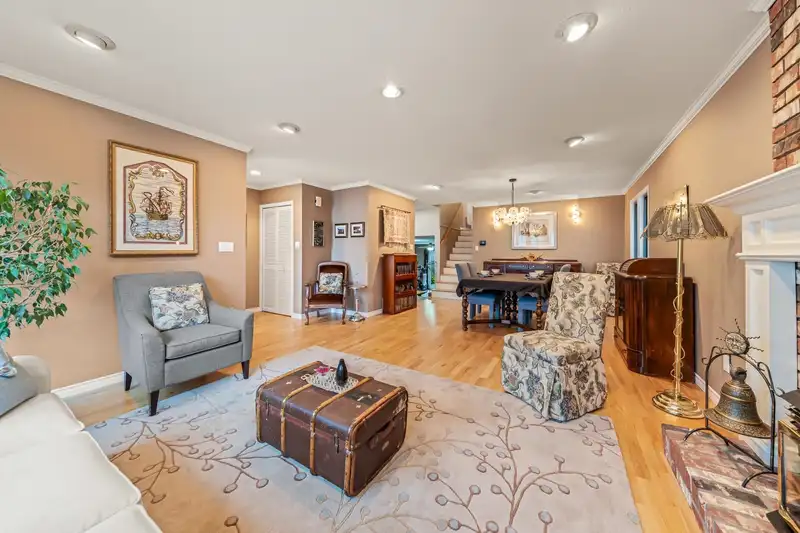3162 OXFORD STREET - photo 3 of 35