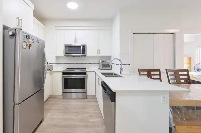 305 22577 ROYAL CRESCENT - photo 2 of 26