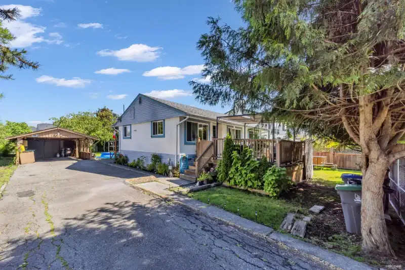 12587 113 AVENUE - photo 1 of 34