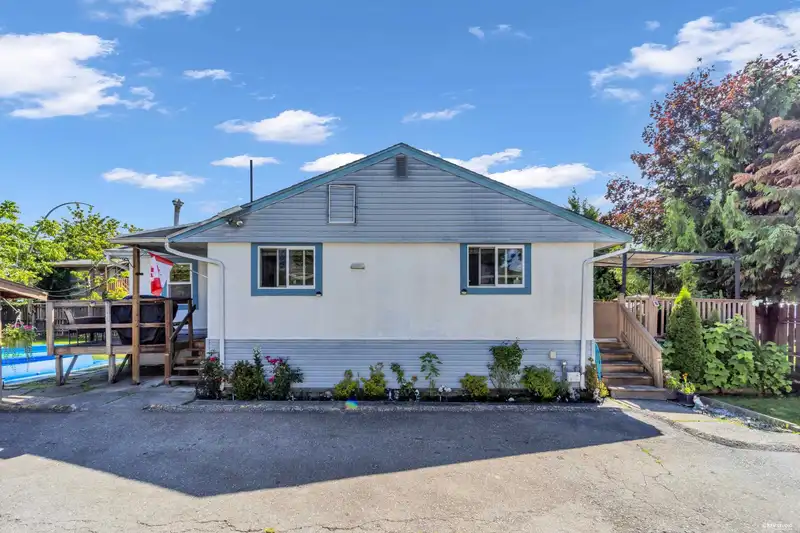 12587 113 AVENUE - photo 3 of 34