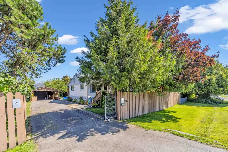 12587 113 AVENUE - photo 4 of 34