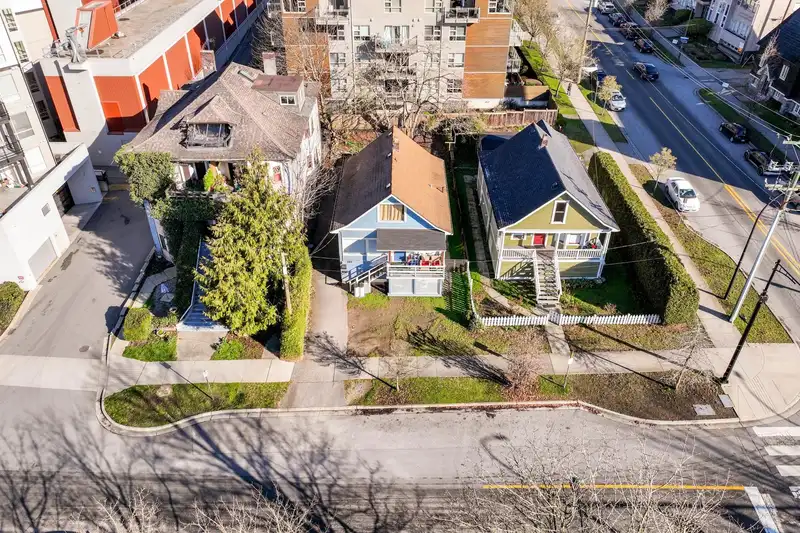164 E 10TH STREET - photo 4 of 26