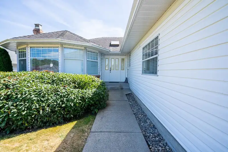 16158 16A AVENUE - photo 2 of 15