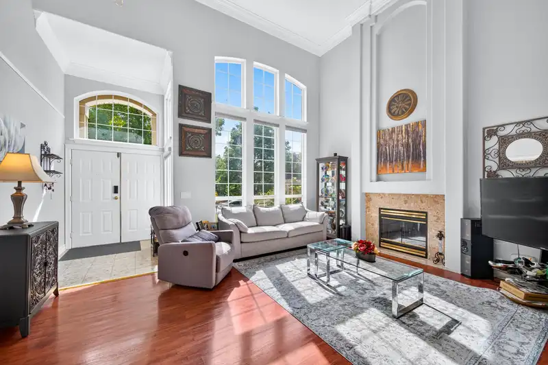 15467 109A AVENUE - photo 2 of 40