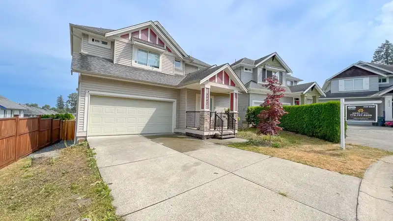 5942 165A STREET - photo 2 of 40