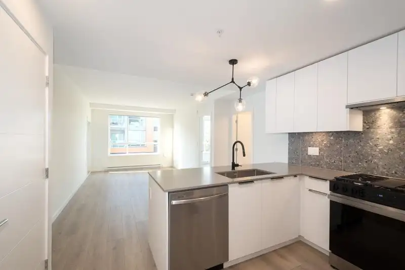 423 7936 206 STREET - photo 2 of 40