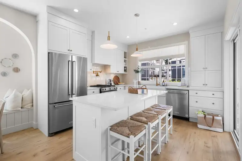 24 20329 80 AVENUE - photo 1 of 9