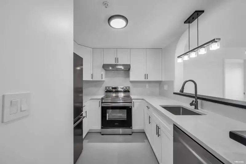 306 6833 VILLAGE GREEN - photo 3 of 26