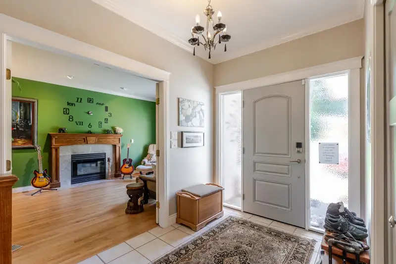 21015 46 AVENUE - photo 4 of 40