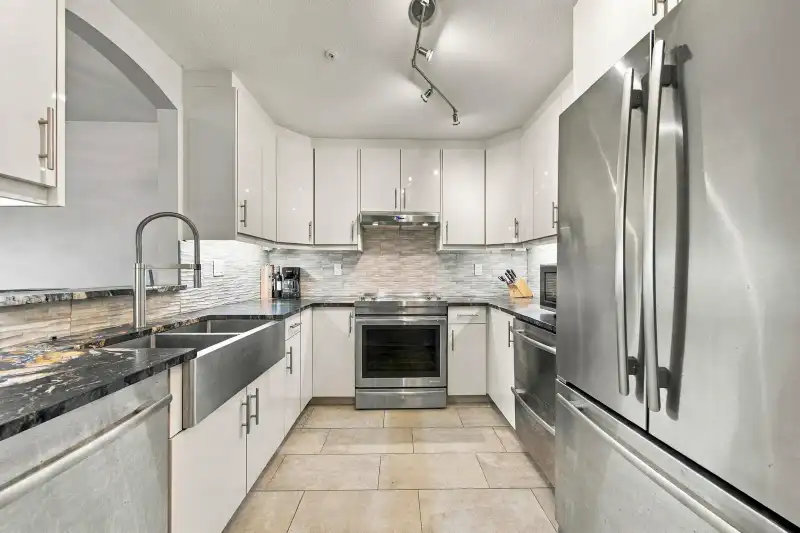 109 5835 HAMPTON PLACE - photo 1 of 21