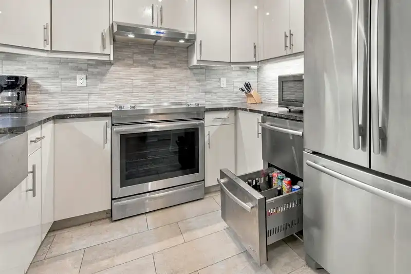 109 5835 HAMPTON PLACE - photo 4 of 21
