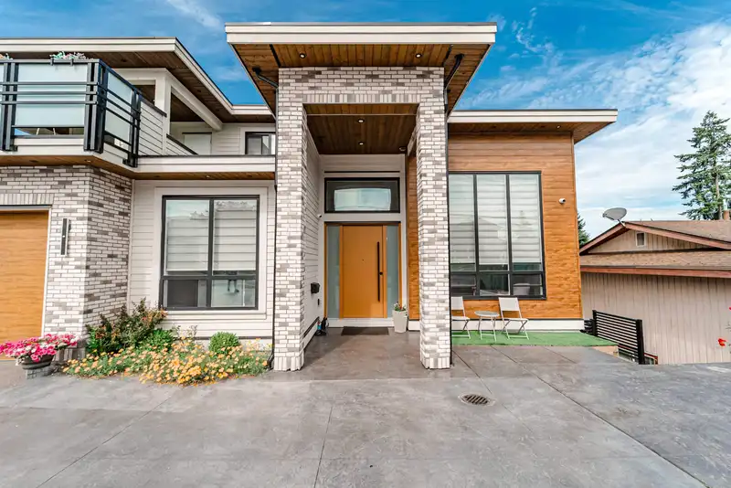 2263 BEVAN CRESCENT - photo 3 of 40