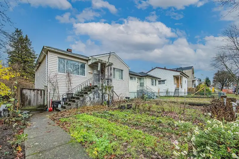 1805 E 51ST AVENUE - photo 3 of 8