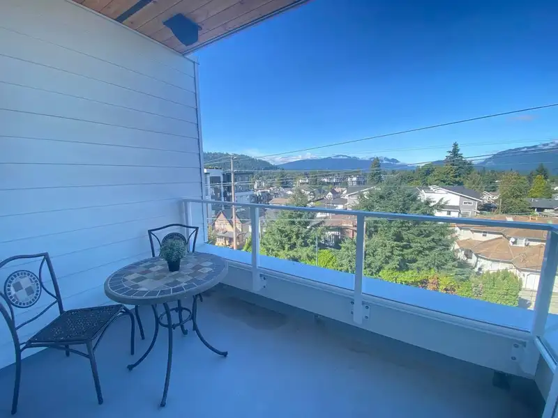 508 723 GROVER AVENUE - photo 1 of 28