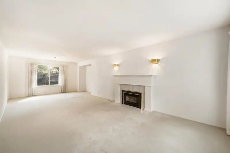 8094 164A STREET - photo 4 of 36