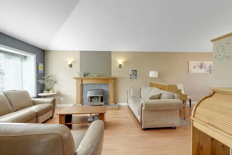 9312 163 STREET - photo 3 of 40
